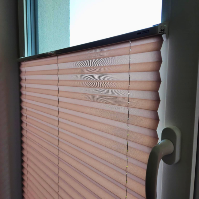 Plisy okienne zamontowane na oknach – realizacja firmy Wojar.