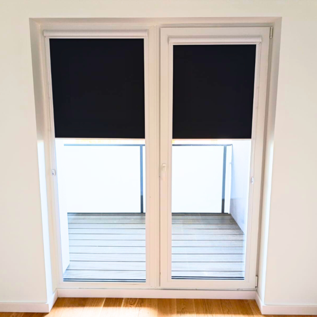 Ciemne rolety w kasecie typu blackout w sypialni.