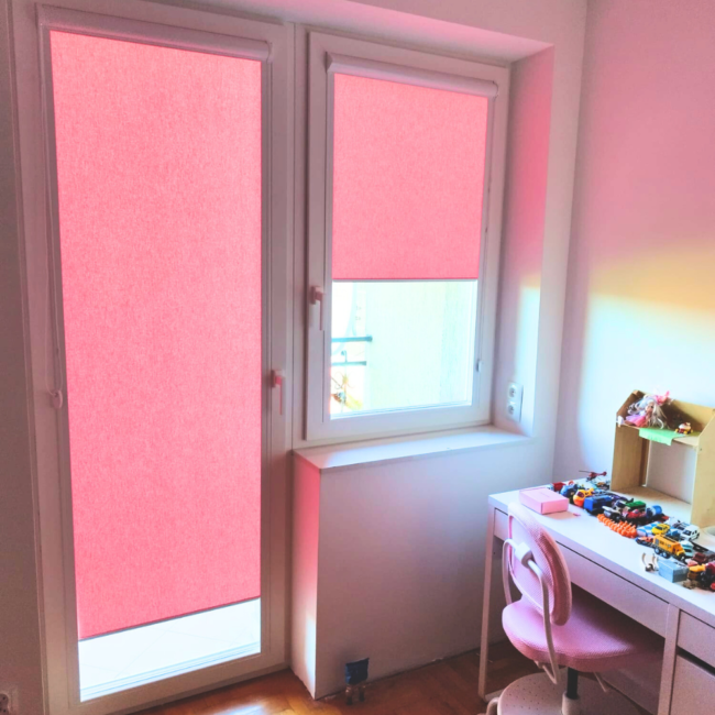 Pokój dziecięcy z roletami w kasecie w kolorze różowym.