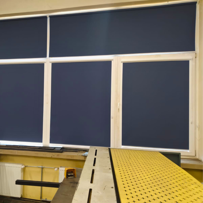 Rolety w kasecie zamontowane na białym oknie