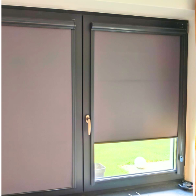 Wnętrze z roletami w kasecie w kolorze szarym.