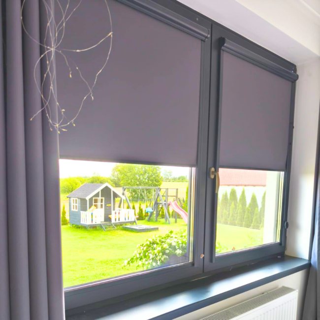 Wnętrze z roletami w kasecie w kolorze szarym.