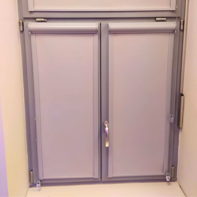 Wnętrze z roletami w kasecie w kolorze szarym.