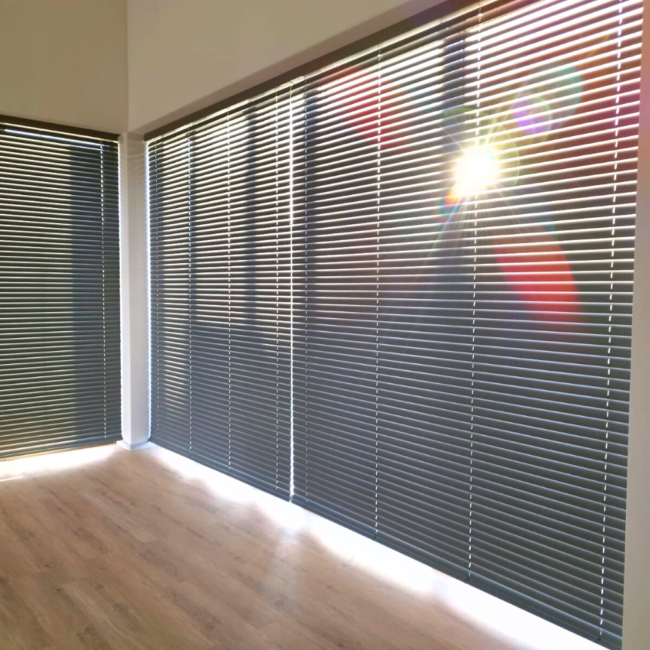 Żaluzje drewniane zamontowane na oknach – realizacja firmy Wojar.