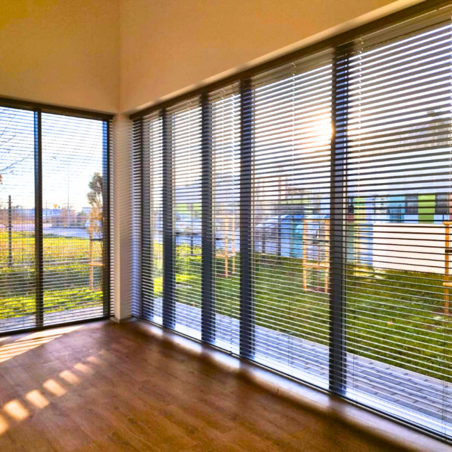 Żaluzje drewniane zamontowane na oknach – realizacja firmy Wojar.