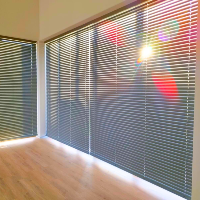 Żaluzje drewniane zamontowane na oknach – realizacja firmy Wojar.