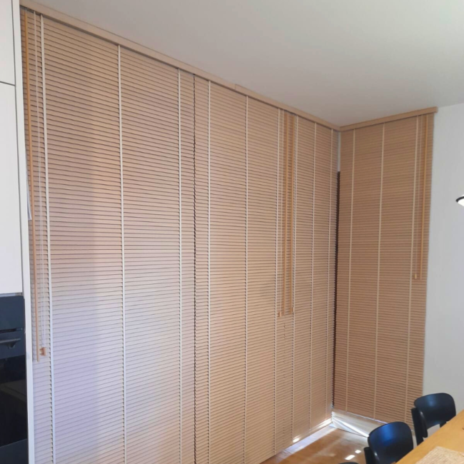 Żaluzje drewniane zamontowane na oknach – realizacja firmy Wojar.