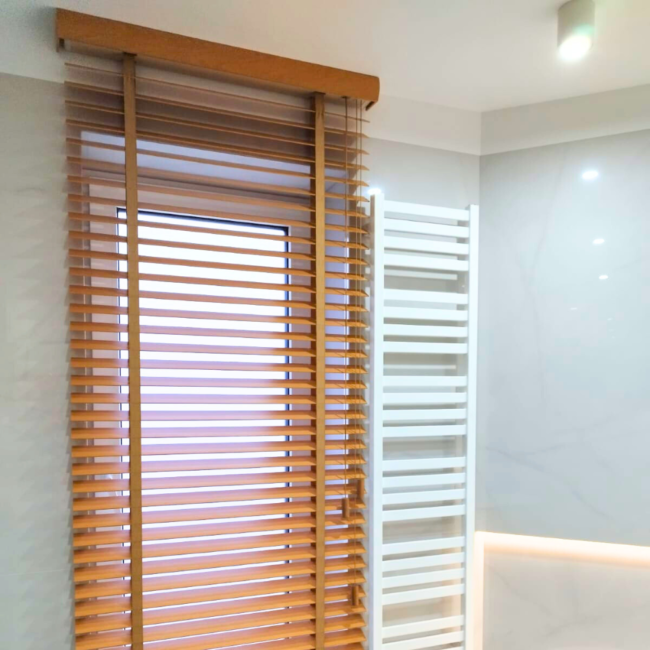 Żaluzje drewniane zamontowane na oknach – realizacja firmy Wojar.