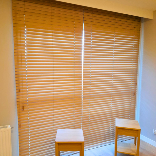 Żaluzje drewniane zamontowane na oknach – realizacja firmy Wojar.