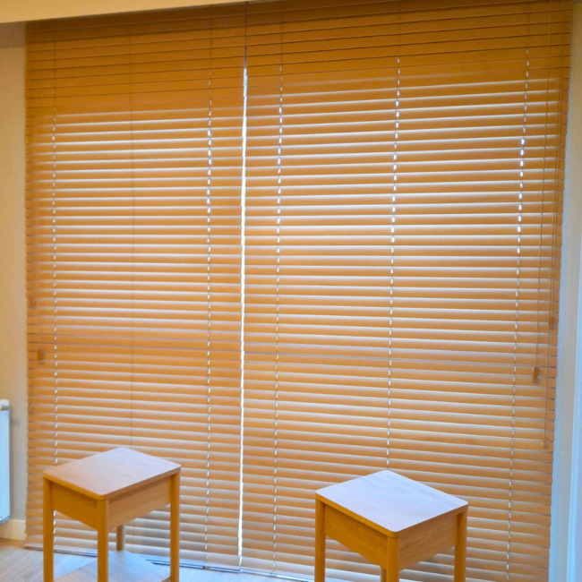 Żaluzje drewniane zamontowane na oknach – realizacja firmy Wojar.