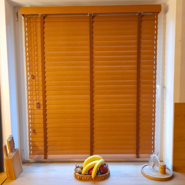 Żaluzje drewniane zamontowane na oknach – realizacja firmy Wojar.