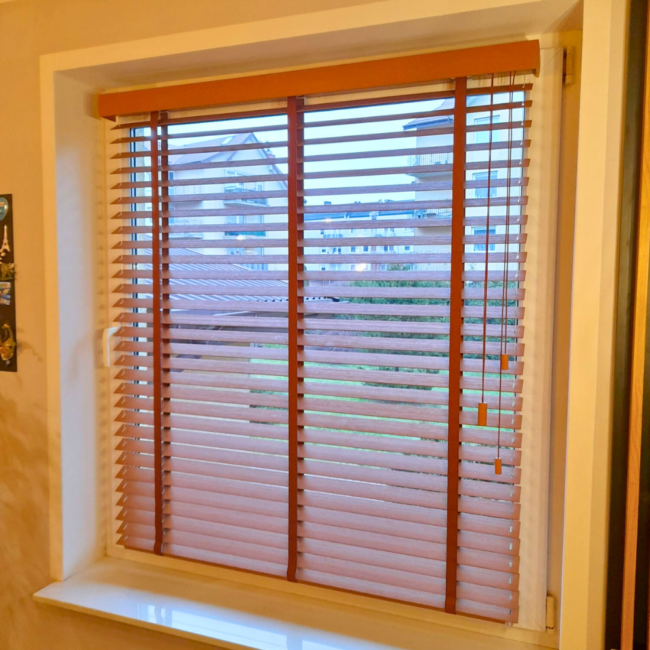 Żaluzje drewniane zamontowane na oknach – realizacja firmy Wojar.