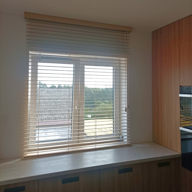 Żaluzje drewniane zamontowane na oknach – realizacja firmy Wojar.