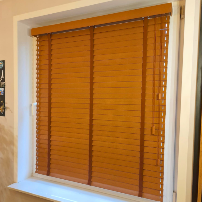 Żaluzje drewniane zamontowane na oknach – realizacja firmy Wojar.