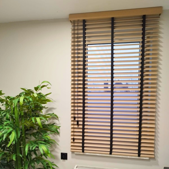 Żaluzje drewniane zamontowane na oknach – realizacja firmy Wojar.