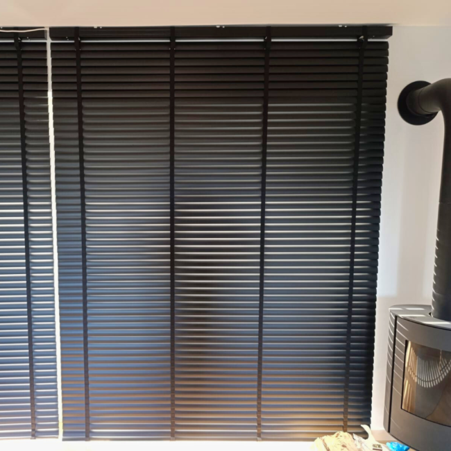 Żaluzje drewniane zamontowane na oknach – realizacja firmy Wojar.