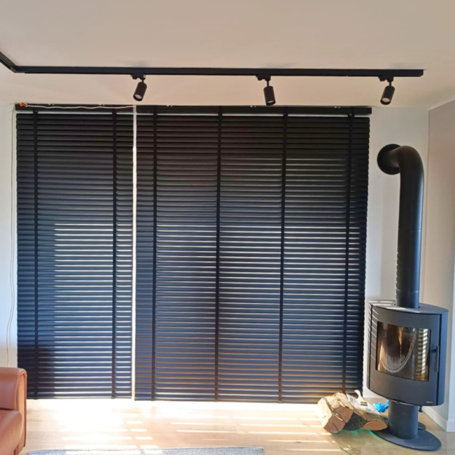 Żaluzje drewniane zamontowane na oknach – realizacja firmy Wojar.