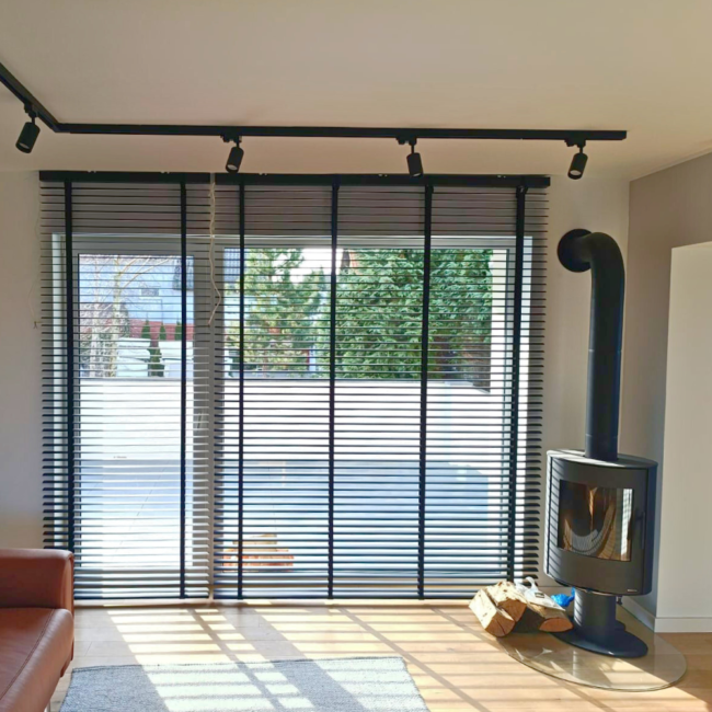 Żaluzje drewniane zamontowane na oknach – realizacja firmy Wojar.