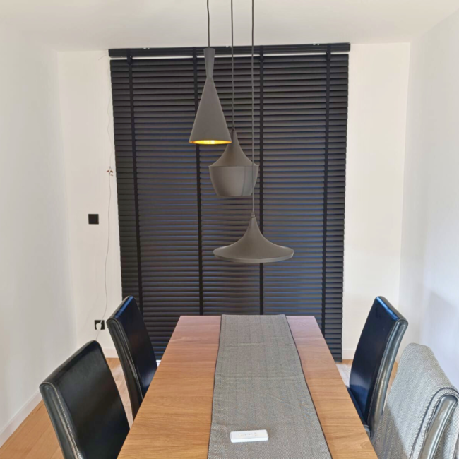 Żaluzje drewniane zamontowane na oknach – realizacja firmy Wojar.