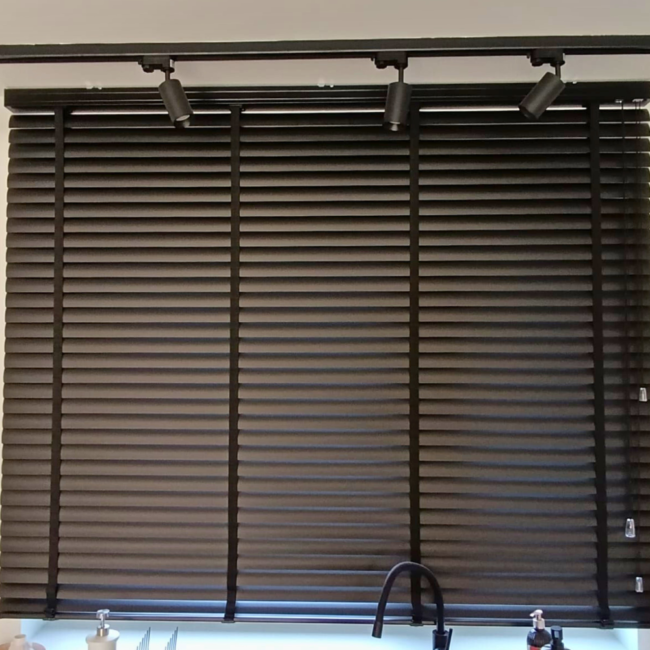 Żaluzje drewniane zamontowane na oknach – realizacja firmy Wojar.