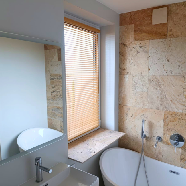 Żaluzje drewniane zamontowane na oknach – realizacja firmy Wojar.