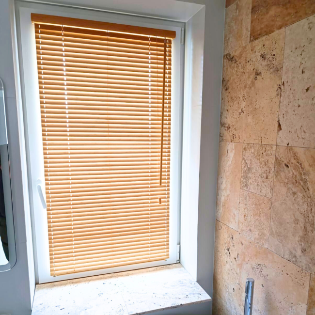 Żaluzje drewniane zamontowane na oknach – realizacja firmy Wojar.