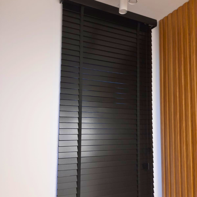 Żaluzje drewniane zamontowane na oknach – realizacja firmy Wojar.