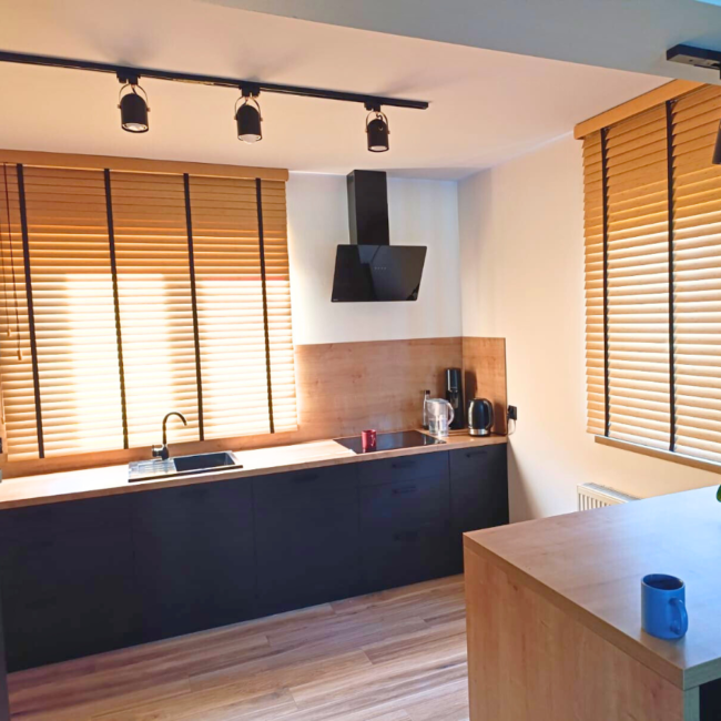 Żaluzje drewniane zamontowane na oknach – realizacja firmy Wojar.