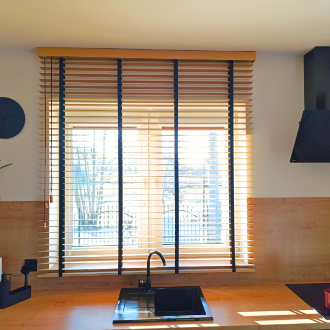 Żaluzje drewniane zamontowane na oknach – realizacja firmy Wojar.