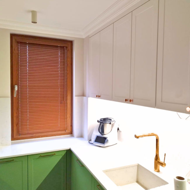 Żaluzje drewniane zamontowane na oknach – realizacja firmy Wojar.