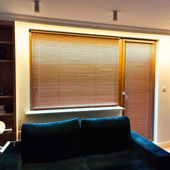 Żaluzje drewniane zamontowane na oknach – realizacja firmy Wojar.