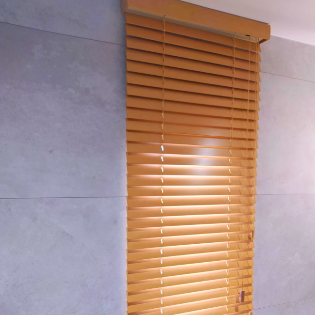 Żaluzje drewniane zamontowane na oknach – realizacja firmy Wojar.