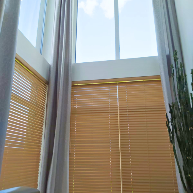 Żaluzje drewniane zamontowane na oknach – realizacja firmy Wojar.