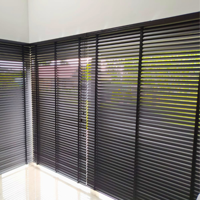 Żaluzje drewniane zamontowane na oknach – realizacja firmy Wojar.