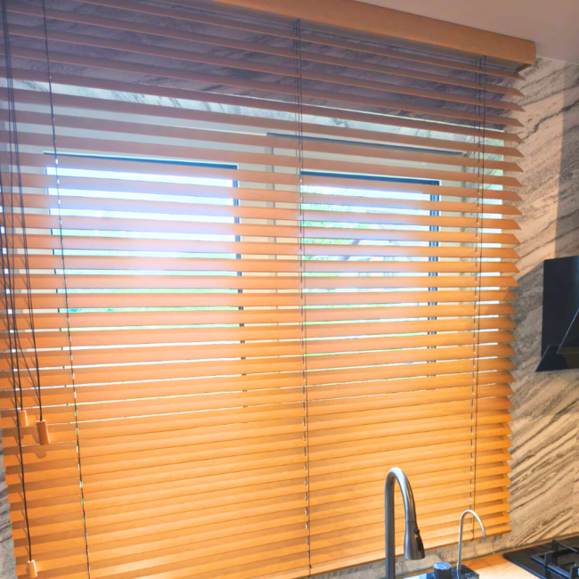 Żaluzje drewniane zamontowane na oknach – realizacja firmy Wojar.