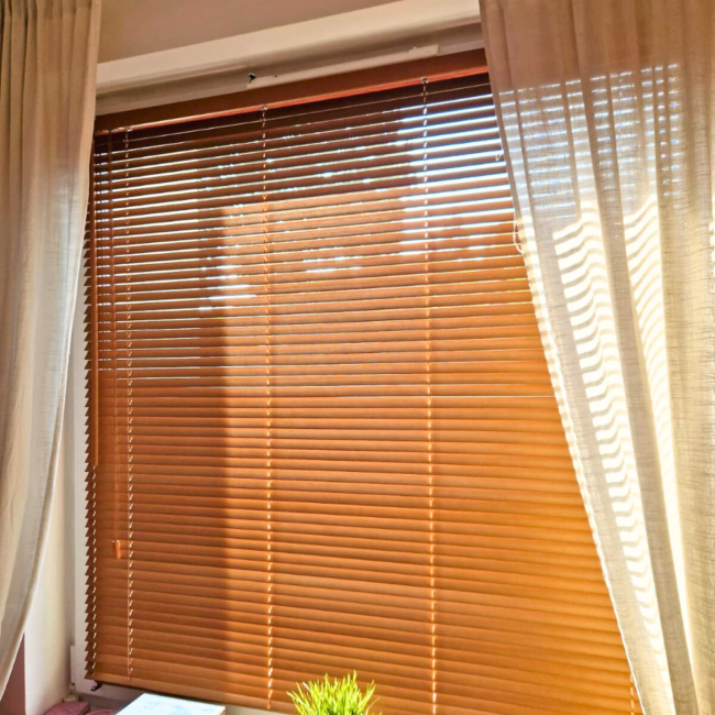 Żaluzje drewniane zamontowane na oknach – realizacja firmy Wojar.