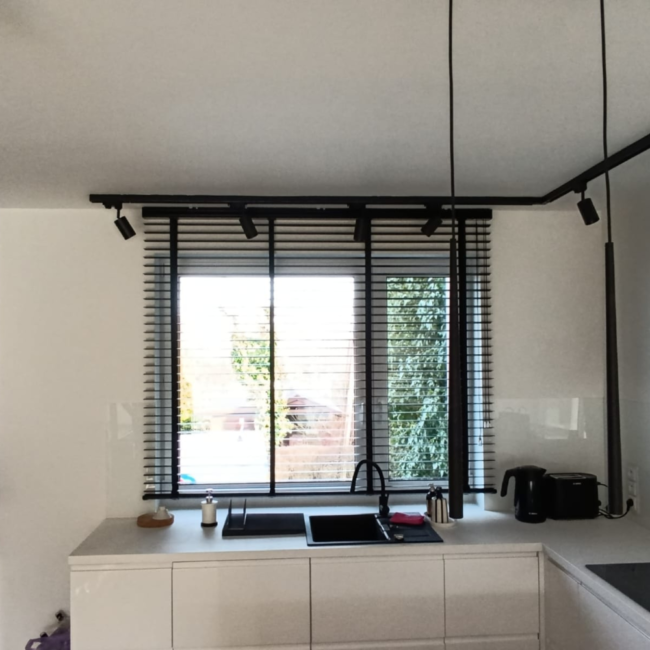 Żaluzje drewniane zamontowane na oknach – realizacja firmy Wojar.