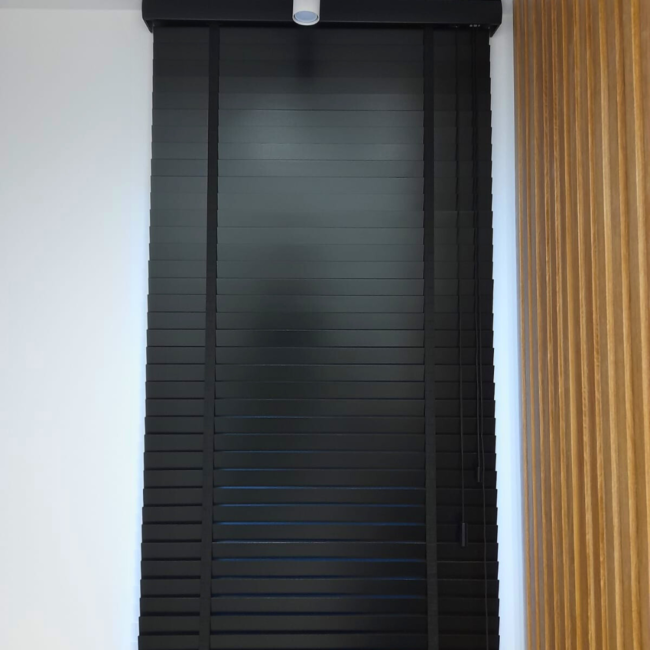 Żaluzje drewniane zamontowane na oknach – realizacja firmy Wojar.