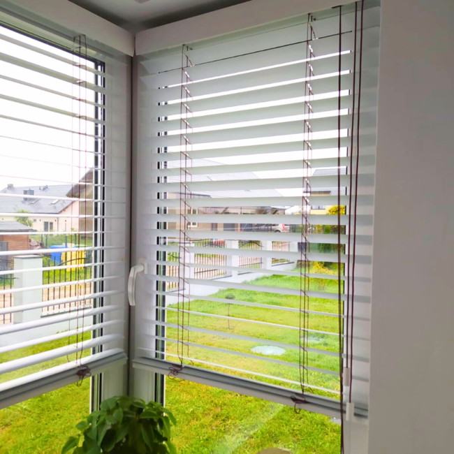 Żaluzje drewniane zamontowane na oknach – realizacja firmy Wojar.