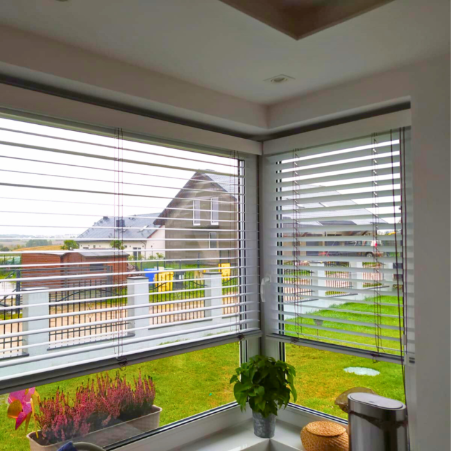 Żaluzje drewniane zamontowane na oknach – realizacja firmy Wojar.