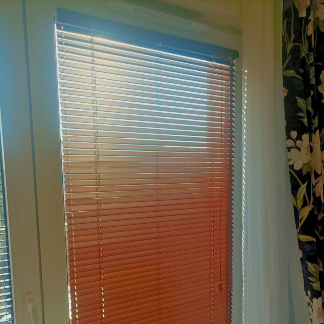 Żaluzje drewniane zamontowane na oknach – realizacja firmy Wojar.