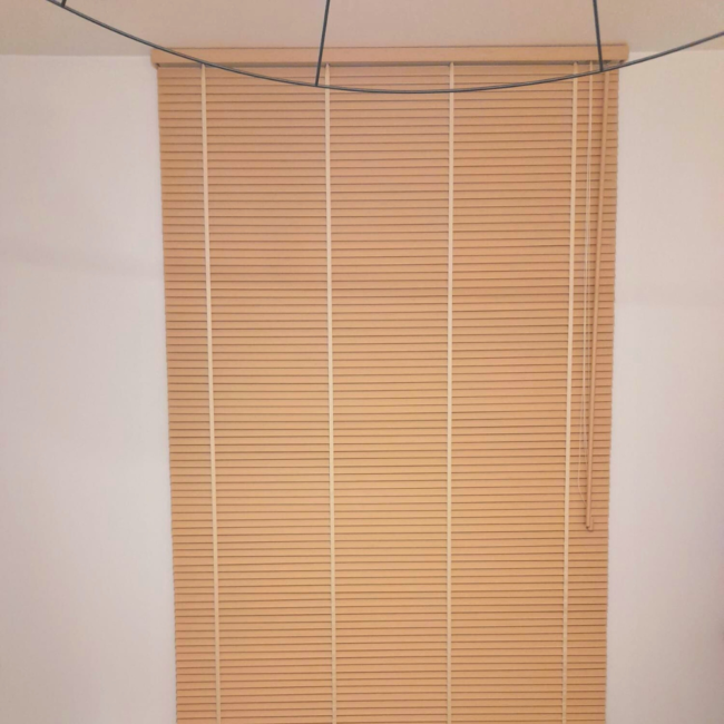 Żaluzje drewniane zamontowane na oknach – realizacja firmy Wojar.