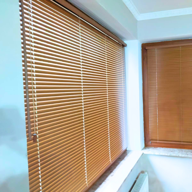 Żaluzje drewniane zamontowane na oknach – realizacja firmy Wojar.